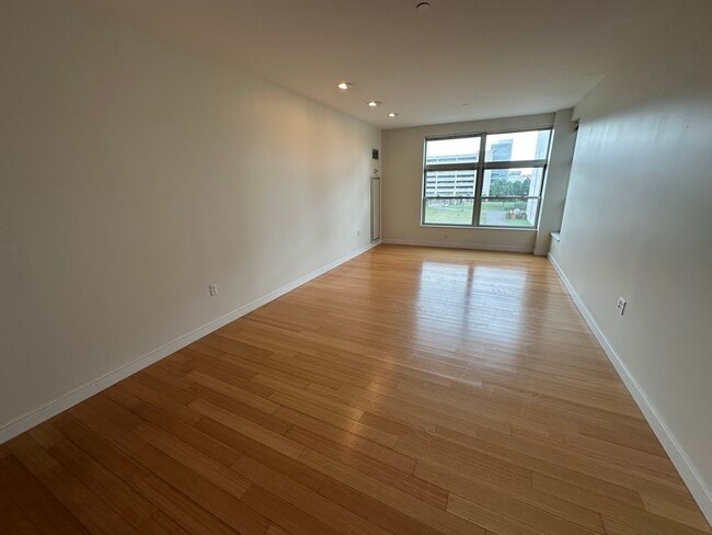 Building Photo - 591 Albany St