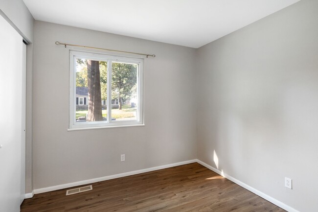 Building Photo - Move-in-Ready Single Family Home with Deta...