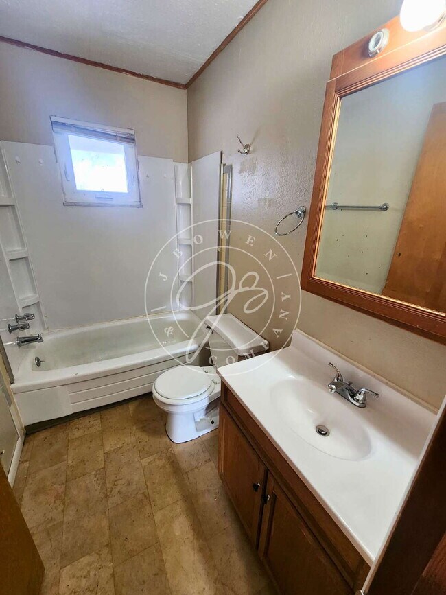 Building Photo - Spacious 2 bed 1 bath- 2 story home. Already passed Section 8 Inspection!