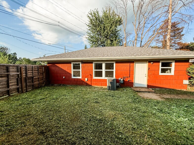 Building Photo - 903 38th St SE