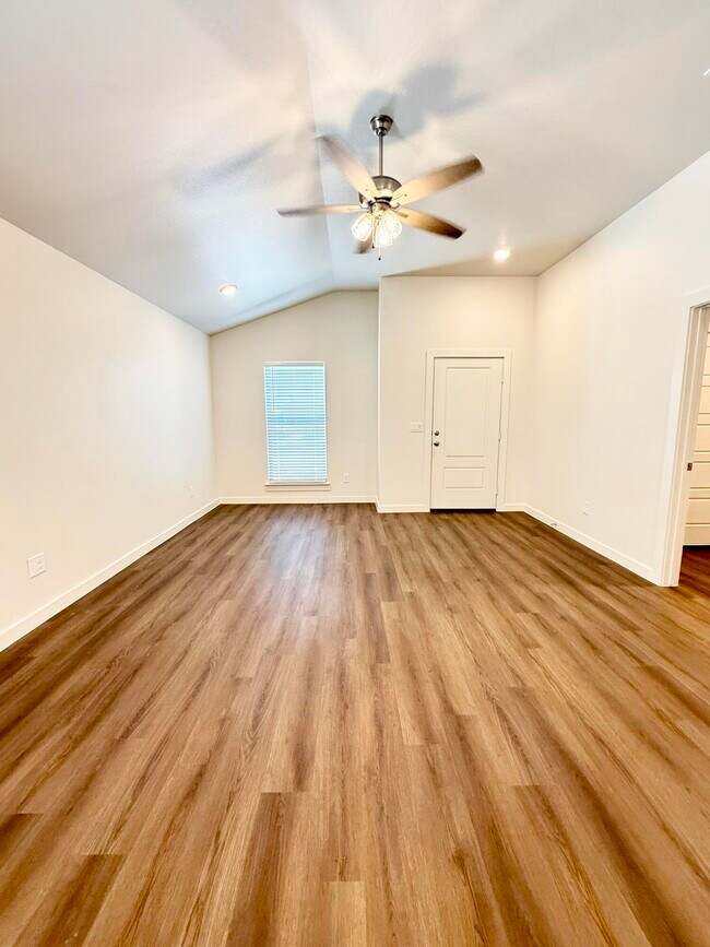 Building Photo - 2130 Langford Ave