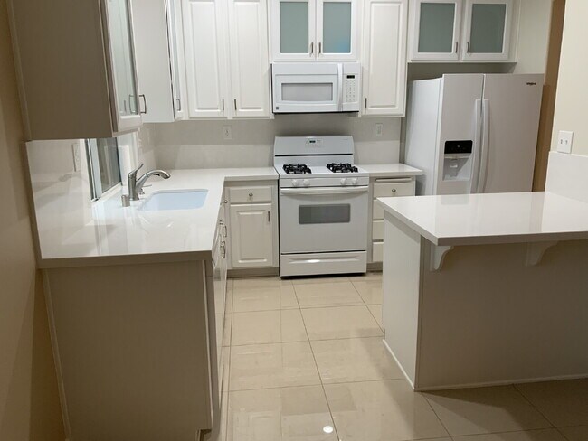 Building Photo - Beautiful Valencia Townhome in the Highly Desirable Village Walk Community