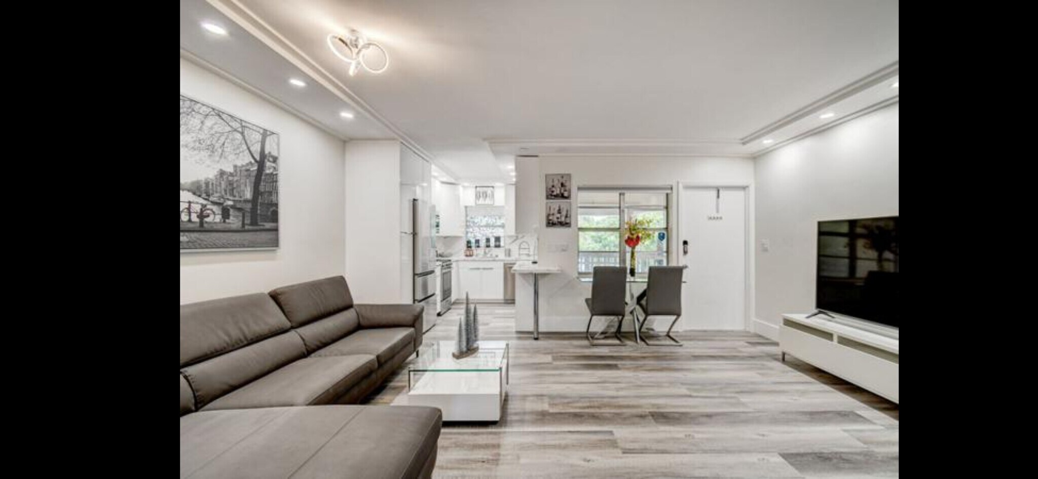 Building Photo - 100 Royal Palm Way