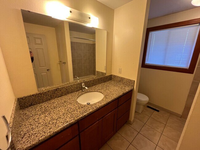 Building Photo - 2 Bed/1 Bath Duplex with Single Car Garage...