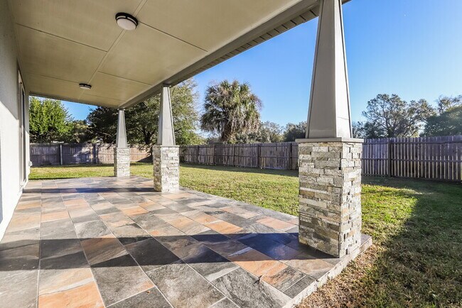 Building Photo - 10209 N Fleetwood Dr