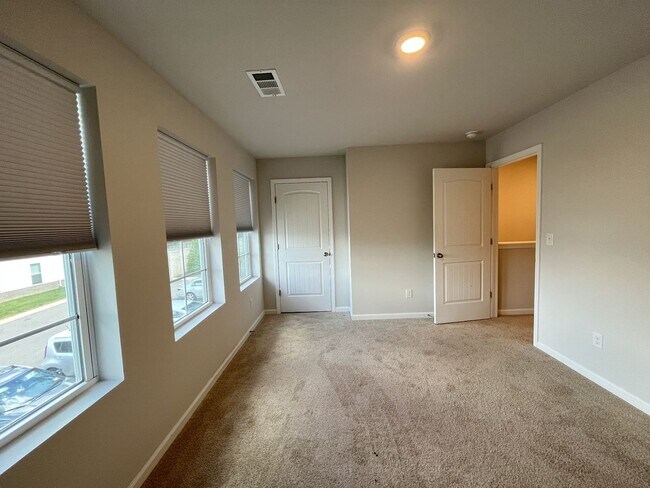 Building Photo - ONE MONTH FREE RENT IF LEASED BY 10/15!!