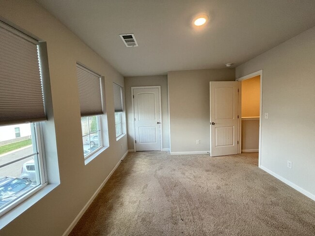Building Photo - Townhome less than 2 miles from Downtown C...