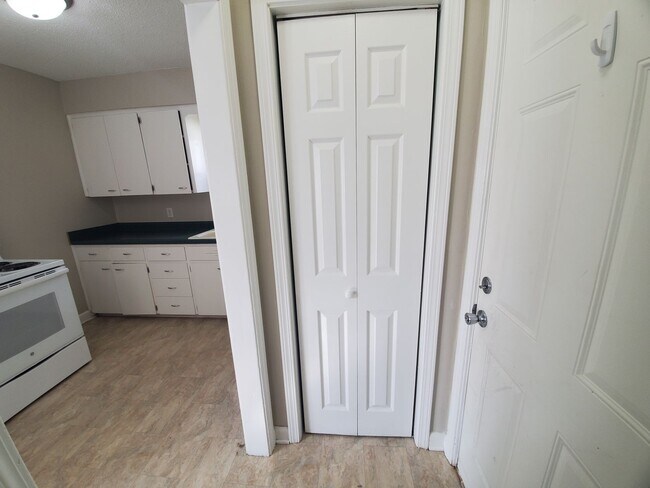 Building Photo - 2 bedroom, 1 bathroom with 1 car garage!