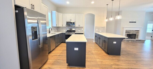 Building Photo - 844 Hedgefield Way