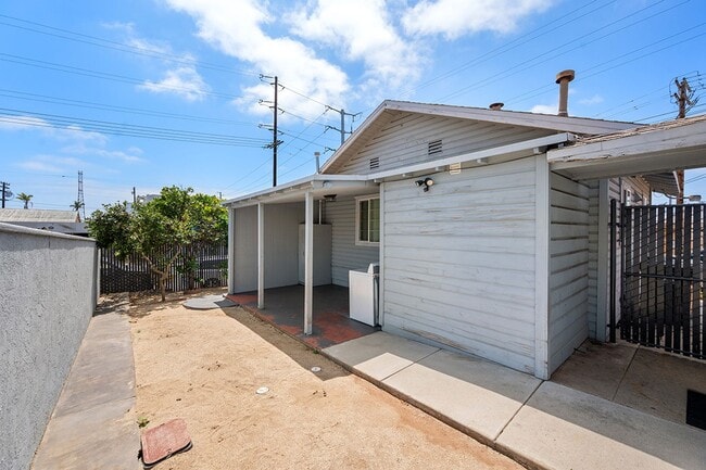 Building Photo - 1043 Sampson St