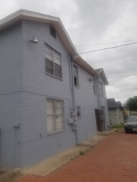 Building Photo - 300 E Champion St