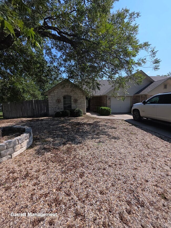 Building Photo - 2/2 Brick Townhome with Garage