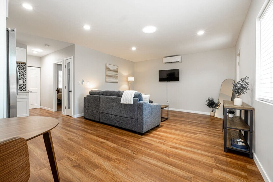 Building Photo - 4349 Oxford St