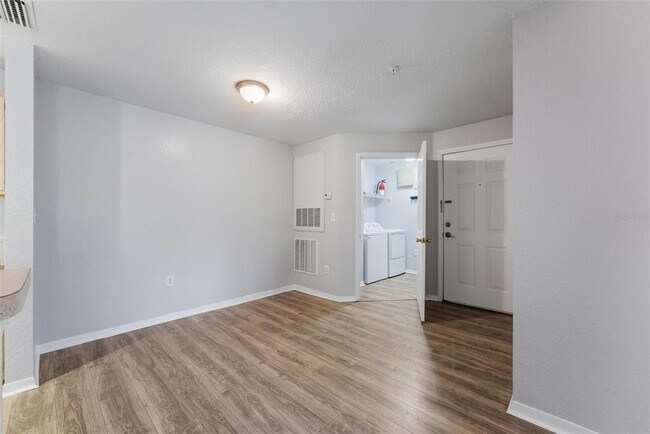 Building Photo - 5479 Vineland Rd