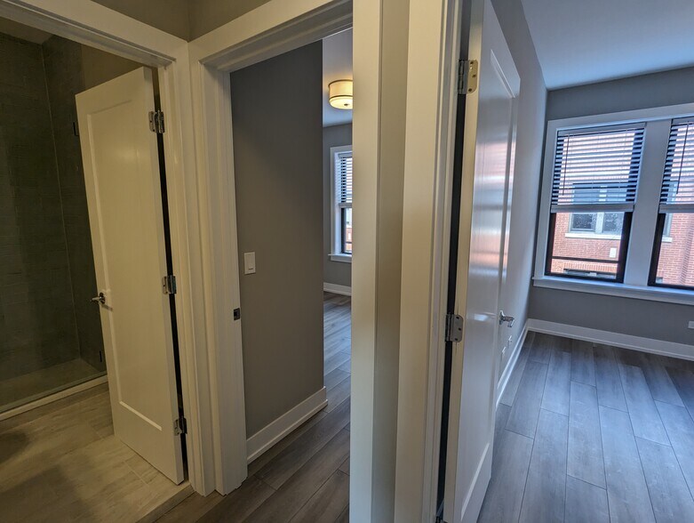 Building Photo - 3935 N Janssen Ave