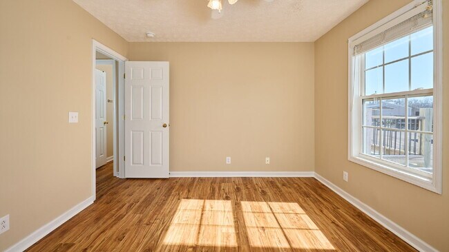 Building Photo - Special: 2BR, 1 1/2 BA condo, upstairs unit. $300 off for a lease starting 3/1/26 or sooner. (Ple...