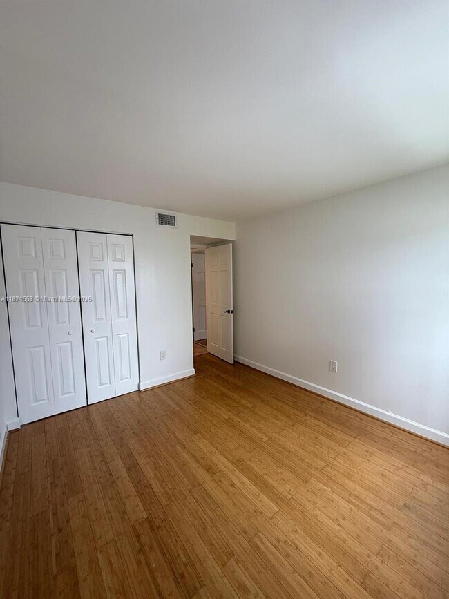 Building Photo - 9419 Fontainebleau Blvd