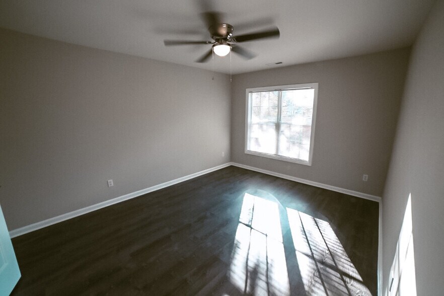 Building Photo - Room in Duplex on Lee St