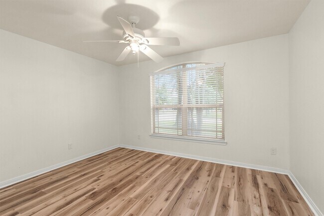 Building Photo - 12822 Lakeshore Dr