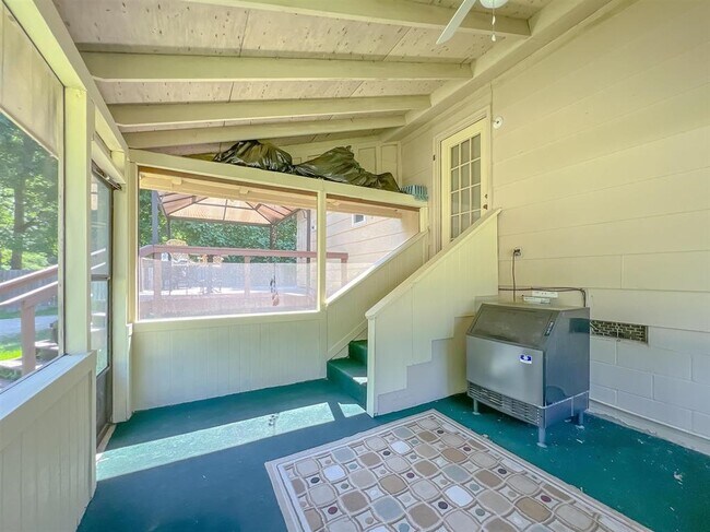 Building Photo - 1924 Harriet Dr