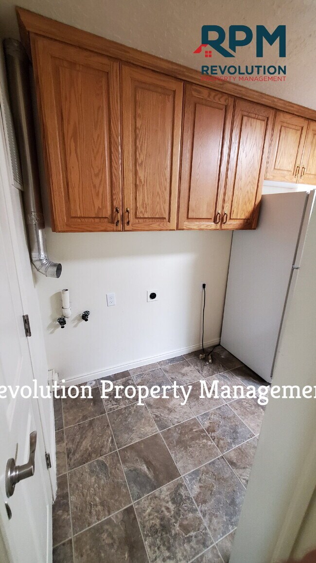 Building Photo - 2 Bedroom Duplex in Lindon