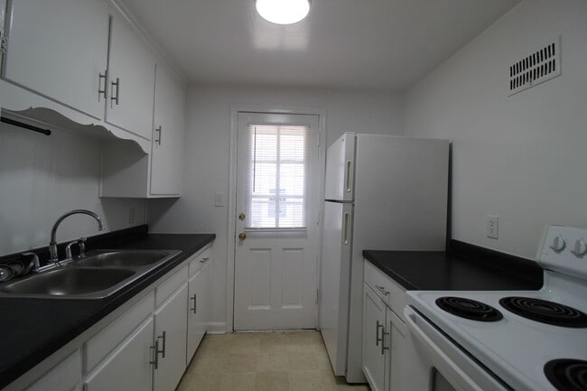 Building Photo - One Bedroom Duplex in North Kansas City