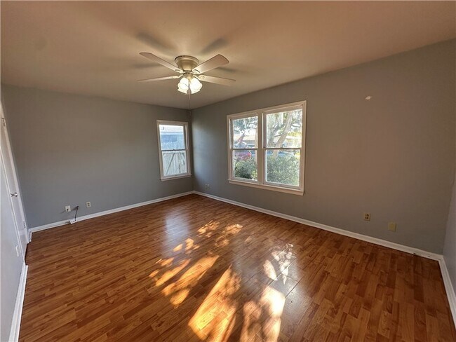 Building Photo - 117 Holly Dr