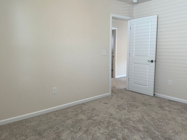 Building Photo - AMAZING LOCATION, Fantastic 3 Bed Home, In...