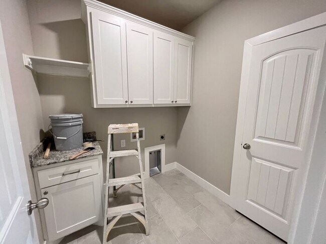 Building Photo - Single-Family Home- Desirable Cedarwood Plan