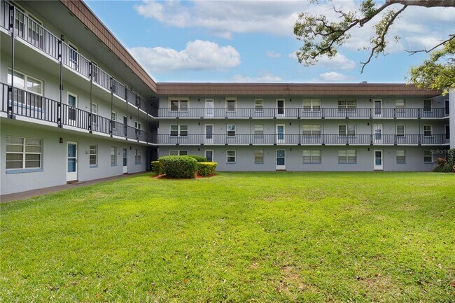 Building Photo - 333 N Lake Howard Dr