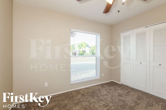Building Photo - 1327 W Kerry Ln