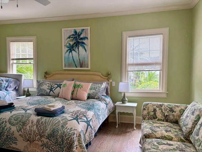 Building Photo - 519 28th St