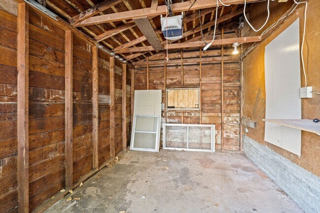 Building Photo - Spacious 4 Bed, 3 Bath Corner Lot Home!