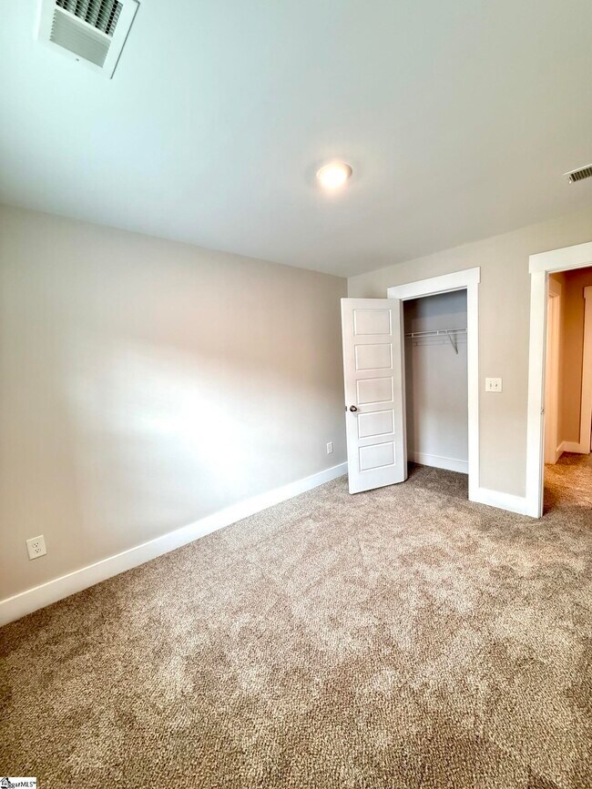 Building Photo - 424 Windsinger Ln