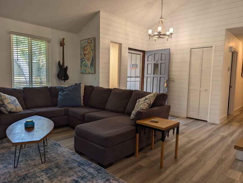 Living room & front door - 4440 Saxon Dr