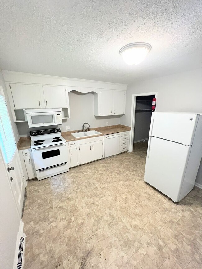 Building Photo - 1039 Oakmont Cir