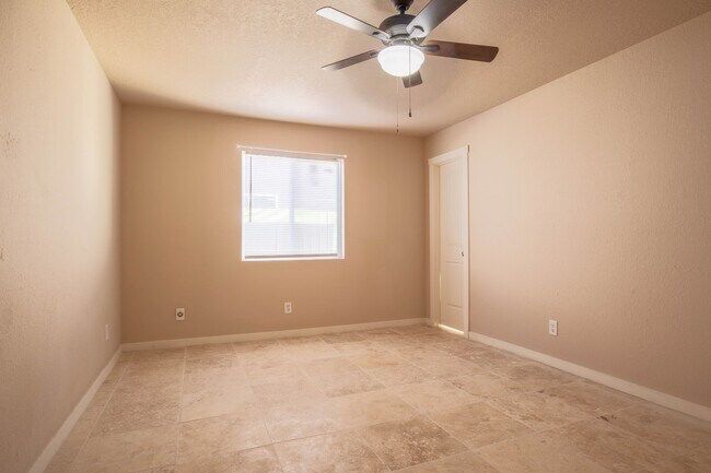 Building Photo - 2630 Fairway Dr