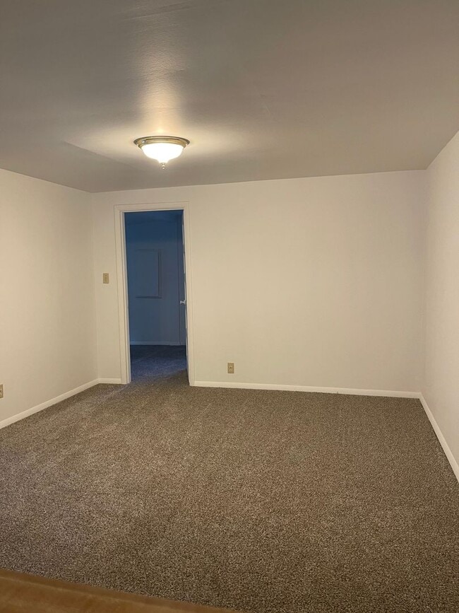 Building Photo - Nice and Bright Rambler near Downtown Kirkland