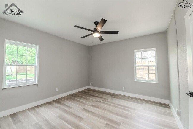 Building Photo - 2130 1/2 Ave H