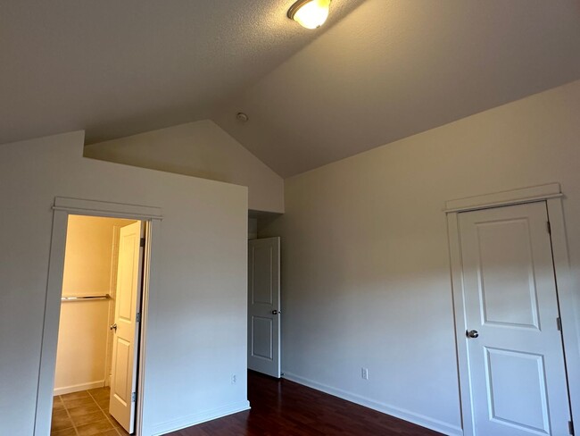 Building Photo - Top Floor 2 Bed, 2 Bath Townhome