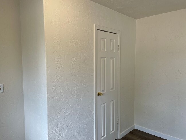 Building Photo - Nice 3 bedroom 1 Bath Home-Fully Fenced Ba...