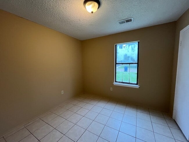 Building Photo - Renovated 3 Bedroom 1 Bath Home for Rent!
