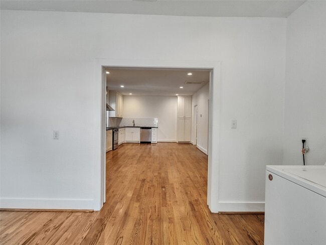 Building Photo - 4730 Bell St