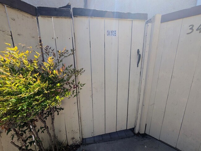 Building Photo - AWESOME 2 BED/1.5 BATH WITH LARGE YARD+WRA...