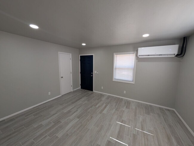 Building Photo - Remodeled luxury 1 bedroom, 1 bath house i...