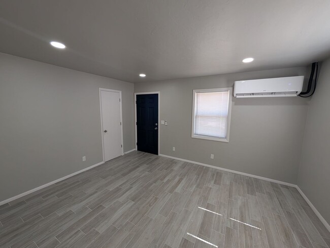 Building Photo - Remodeled luxury 1 bedroom, 1 bath house in Edmond, OK with stainless steel appliances