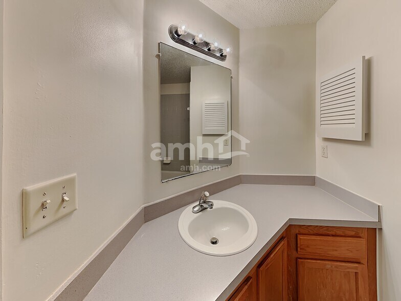 Building Photo - 7992 Seahaven Ct