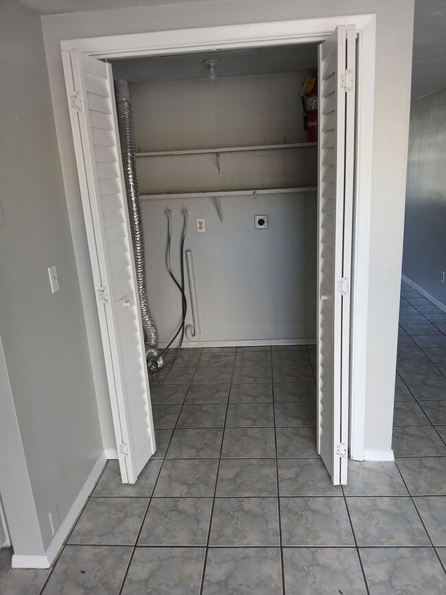 Building Photo - Updated 2 Bed / 2 Bath Home for Rent – Near Downtown New Port Richey