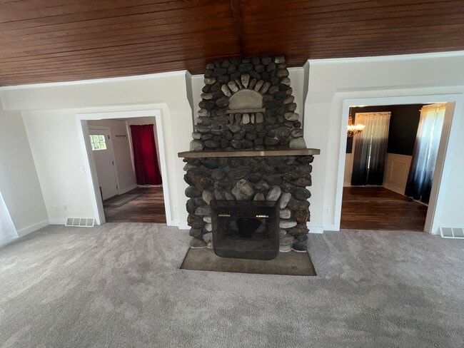 Building Photo - Lovely 4 Bedroomin a Quaint and Quiet Neig...