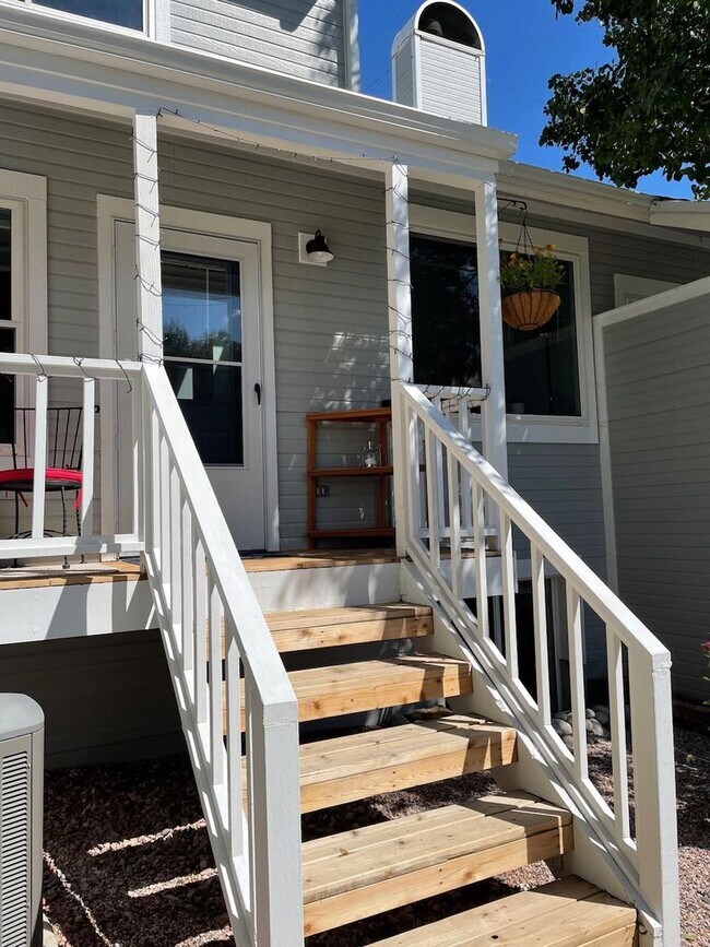 Building Photo - Charming 3b/2.5b Townhome In Louisville
